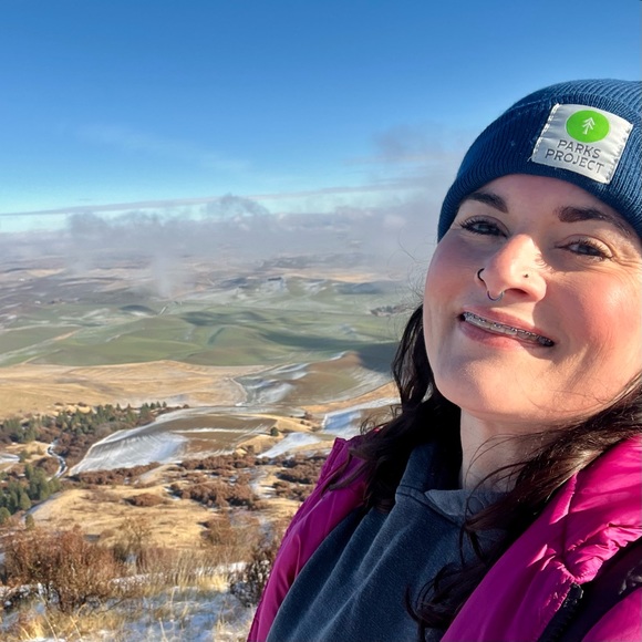 Hi! Meet Jasmine, your posher. Mom, shopper, seller and treasure hunter. 💙✌🏻👑 - Picture 6 of 12